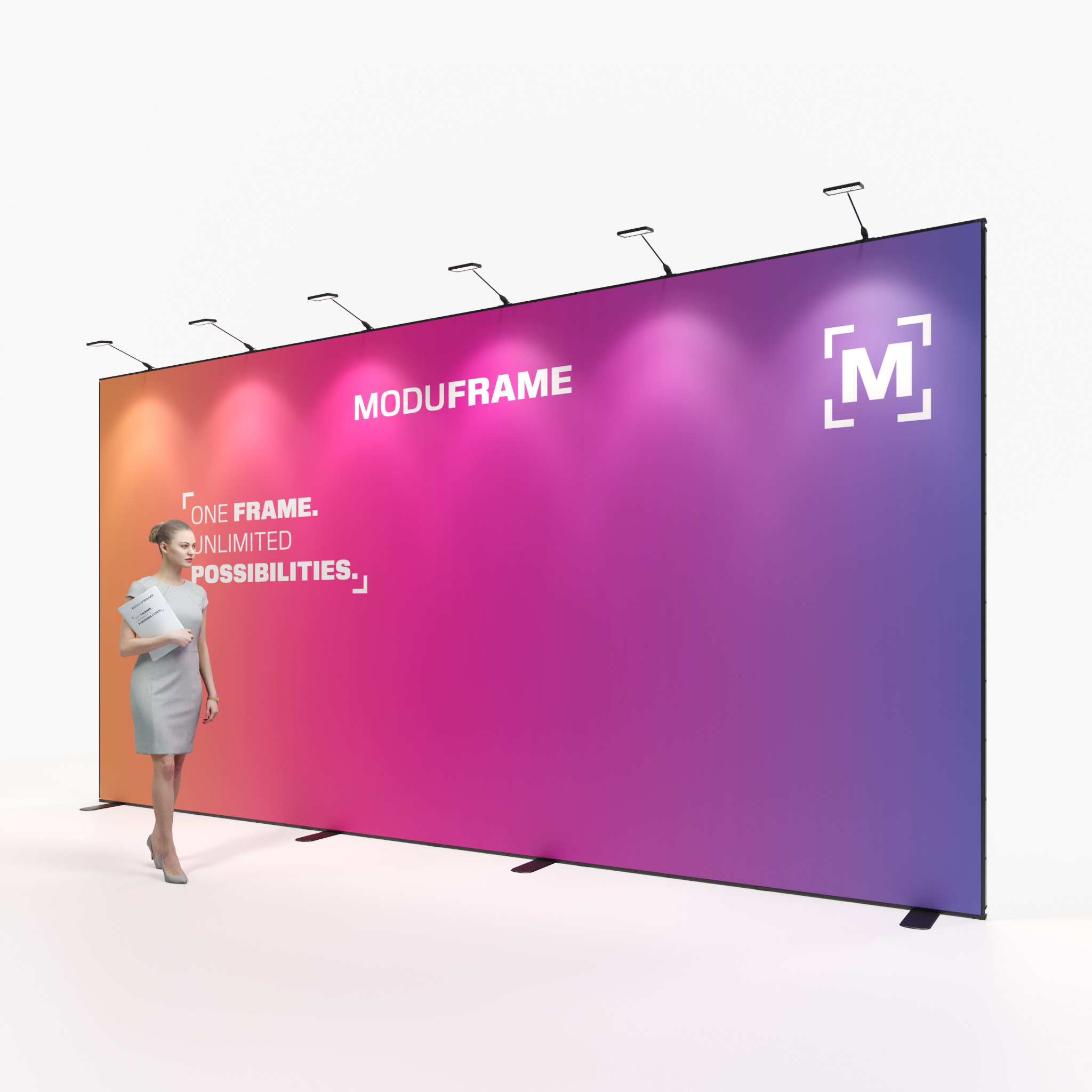 Eine Frau steht vor einem großen, modernen schwarzen Display mit fetter weißer und roter Schrift: "MODUFRAME. EIN RAHMEN. UNBEGRENZTE MÖGLICHKEITEN." in einem Büroraum mit Glaswänden und Deckenbeleuchtung.
