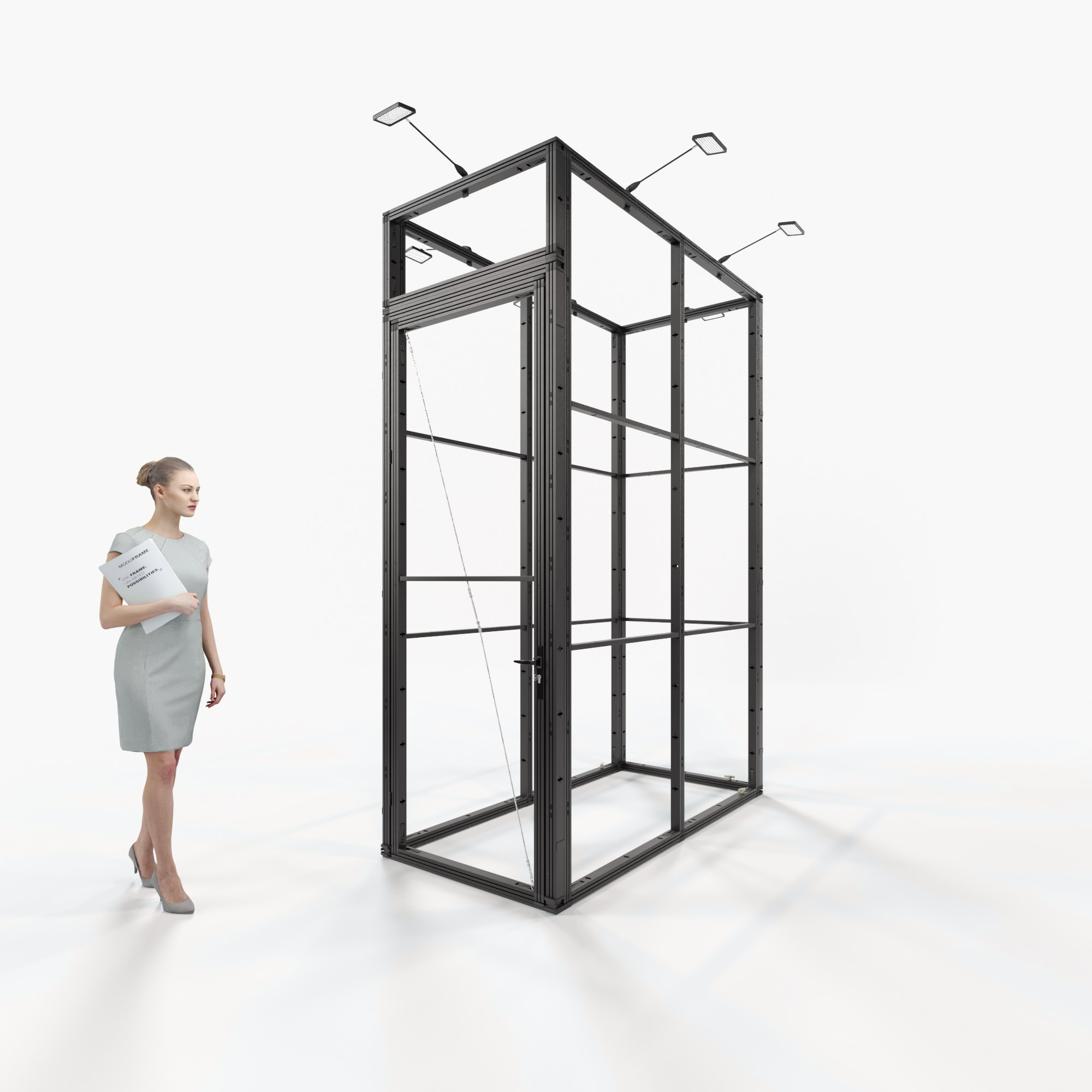 Eine Frau in einem hellgrauen Kleid hält Dokumente in der Hand, während sie in einem modernen, weißen, offenen Galerieraum mit großen Fenstern steht und eine schwarze, metallgerahmte, rechteckige Kunstinstallation betrachtet.