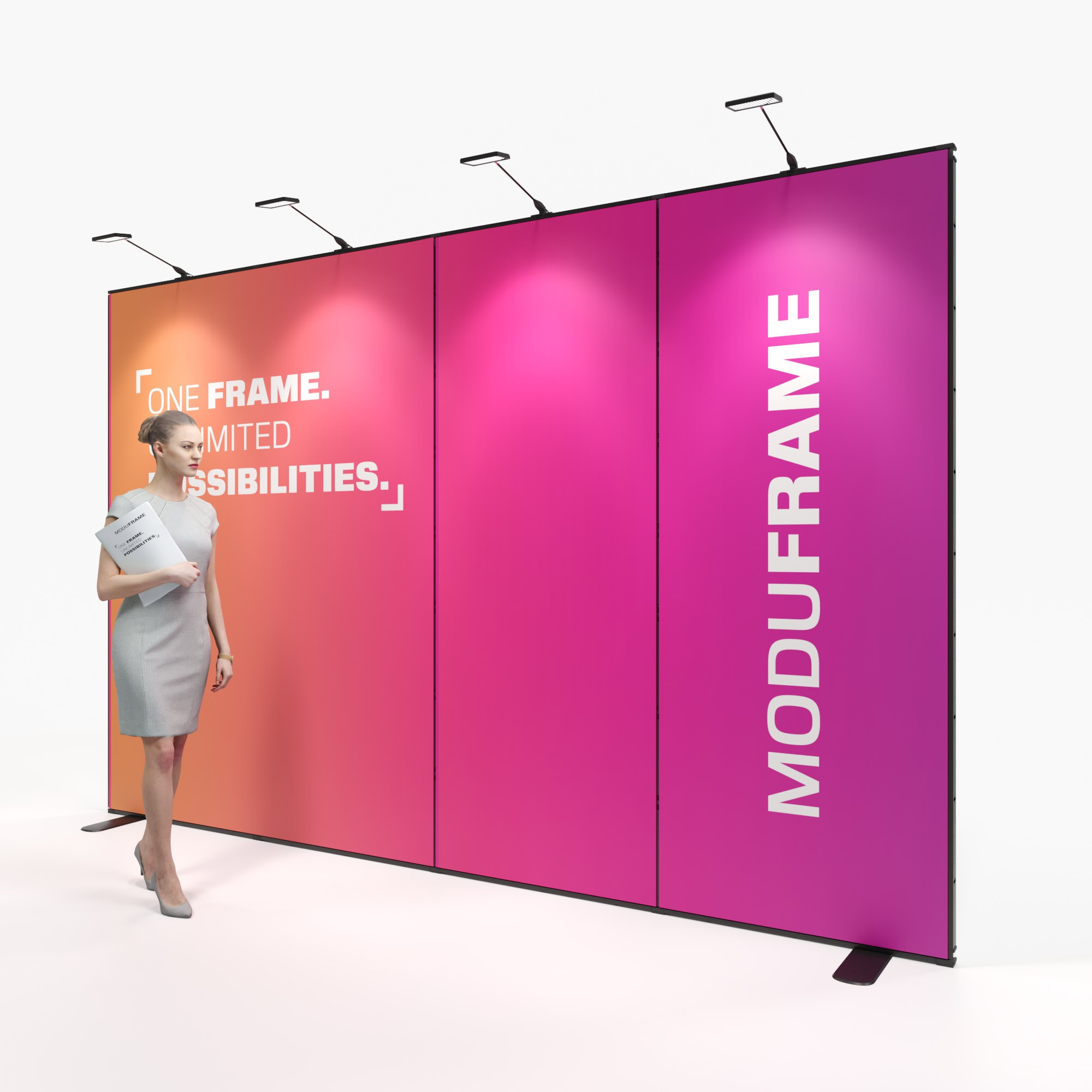 Eine Frau in einem weißen Kleid, die Papiere in der Hand hält, steht in einem modernen Büro neben einer großen schwarzen Ausstellungswand mit geometrischen Akzenten und dem Text MODUFRAME. EIN RAHMEN. UNBEGRENZTE MÖGLICHKEITEN.