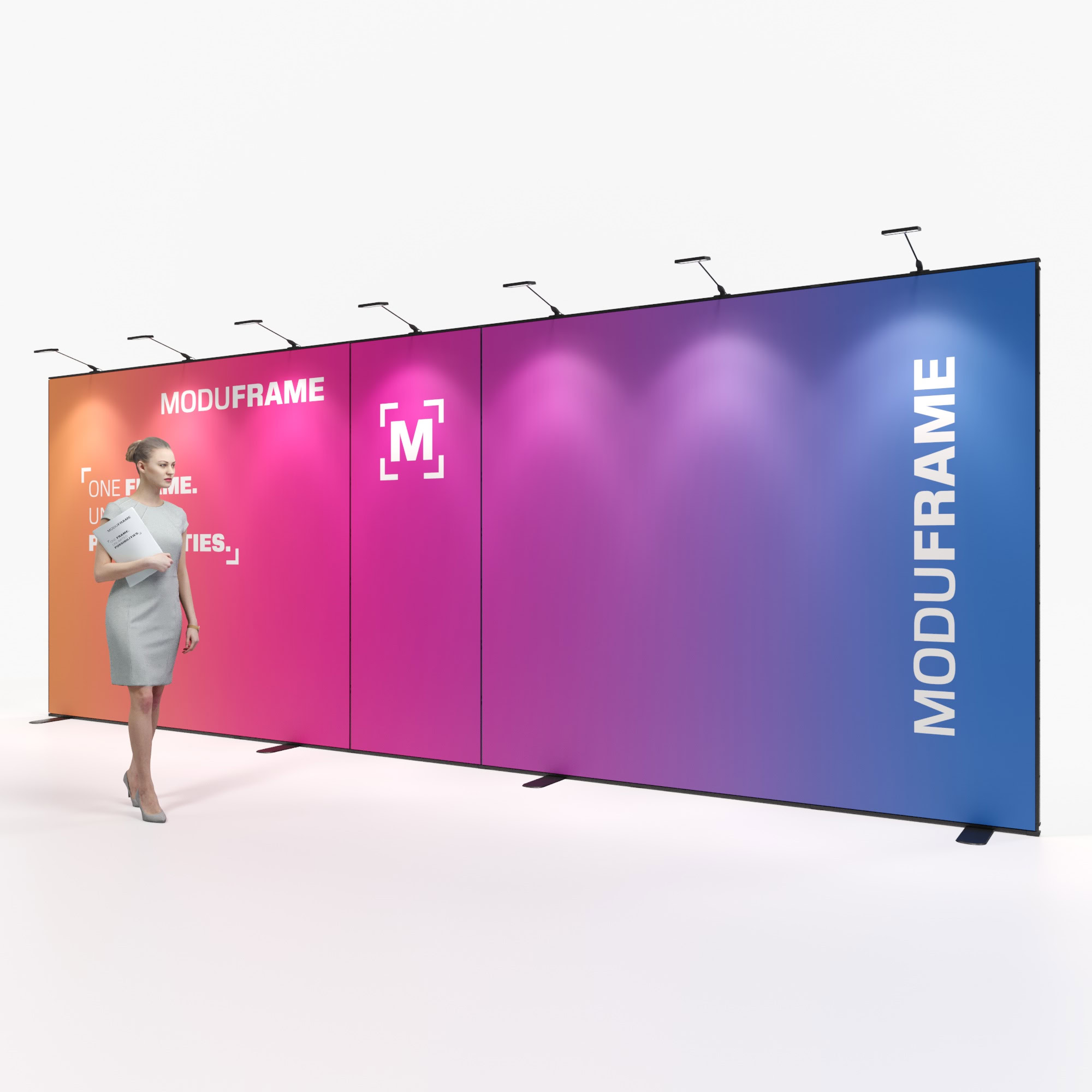 Eine Frau in Geschäftskleidung steht neben einer modernen, schwarzen, modularen Ausstellungswand mit kräftigen weißen und roten geometrischen Akzenten und einem Text, der für Moduframe wirbt.