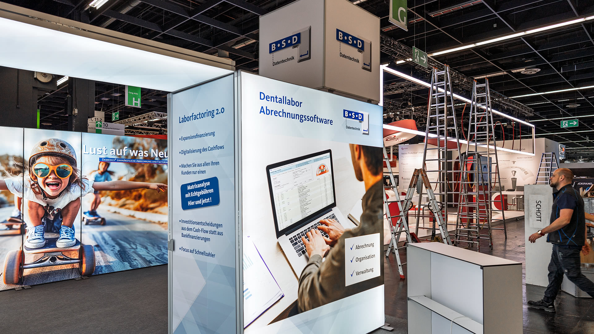 Aufbau eines LED Messestandes