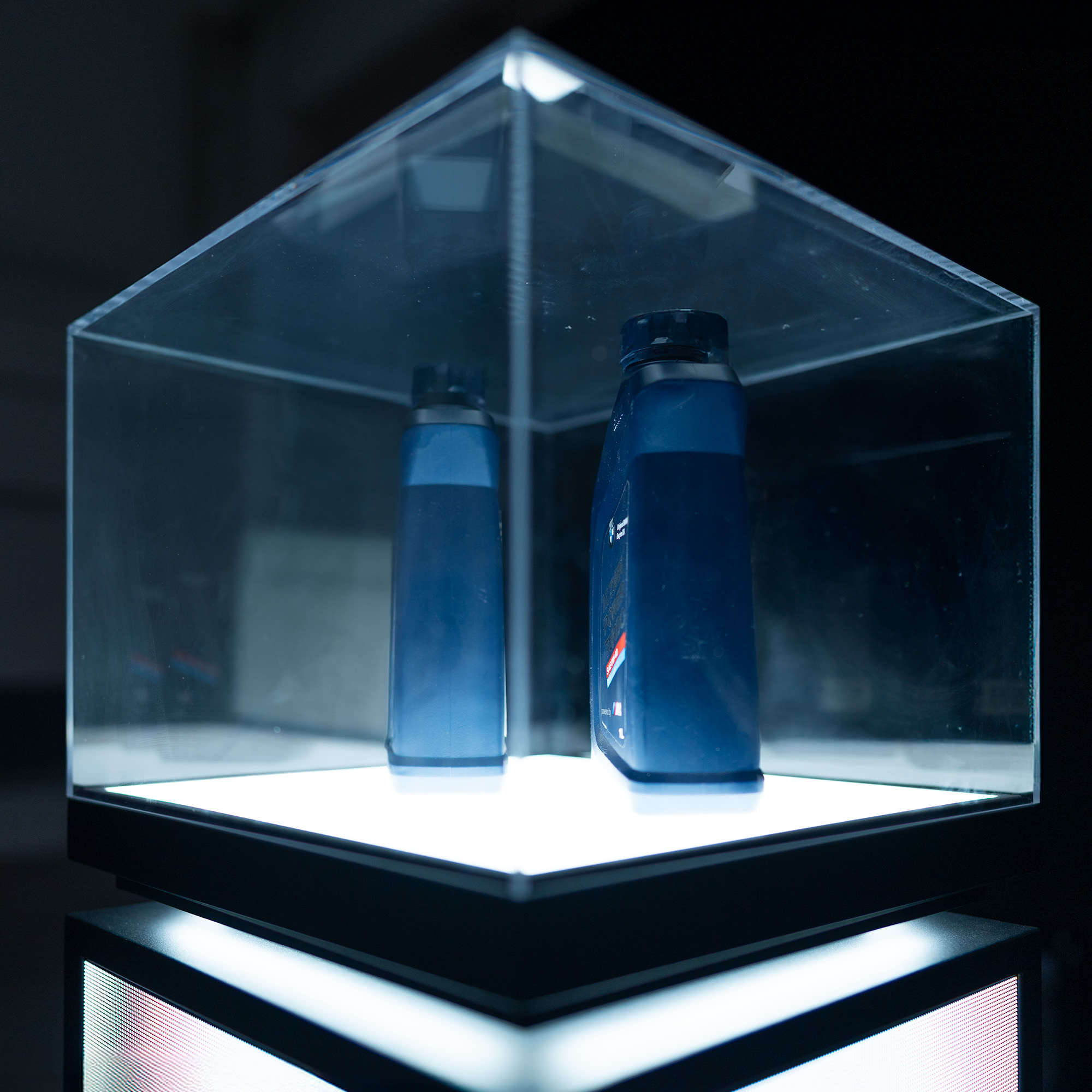 videowall-vitrine-detailansicht-sockel